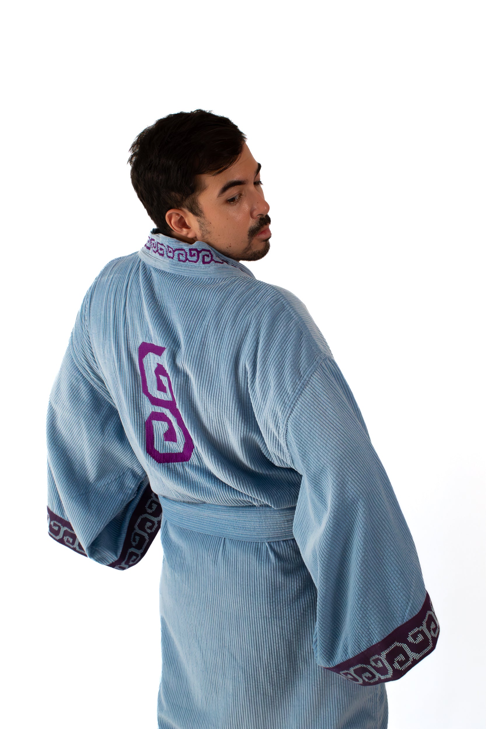 ✦ Sarimanok – Gemütlicher blauer Cord-Kimono mit handgewebtem Maranao-Stoff und Handstickerei