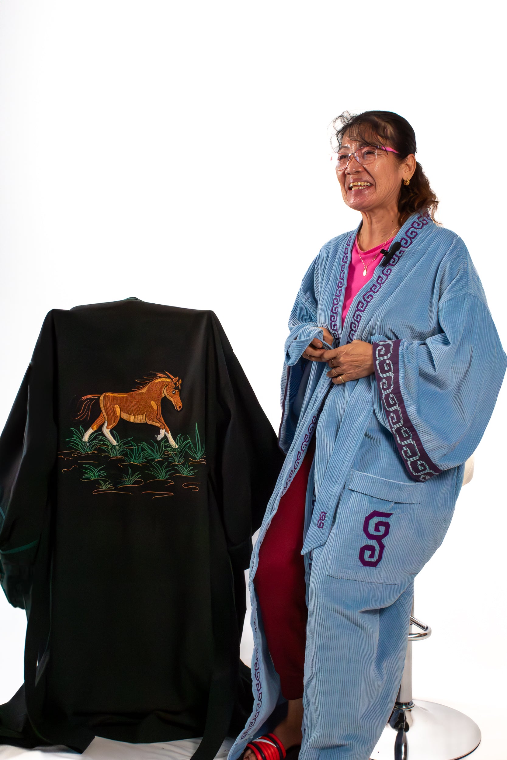 ✦ Sarimanok – Gemütlicher blauer Cord-Kimono mit handgewebtem Maranao-Stoff und Handstickerei