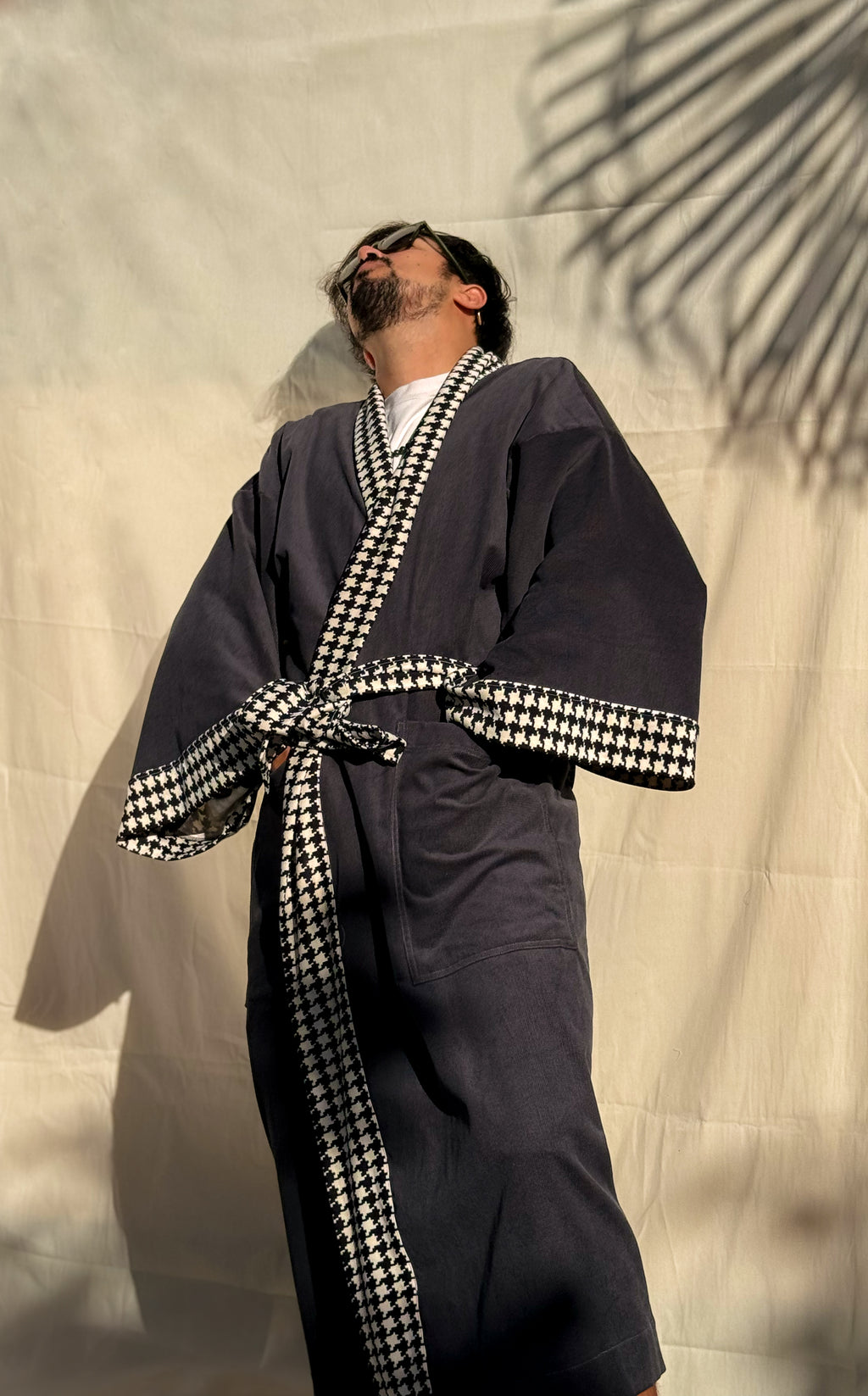 ✦ Ridge Flow – Vielseitiger Kimono aus grauem Baumwollcord mit Hahnentrittmuster