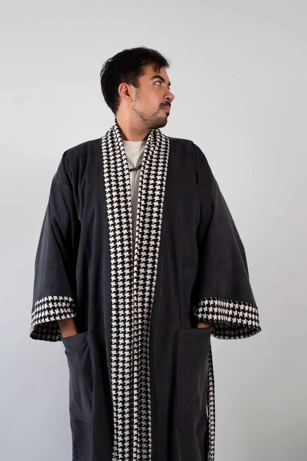 ✦ Ridge Flow – Vielseitiger Kimono aus grauem Baumwollcord mit Hahnentrittmuster