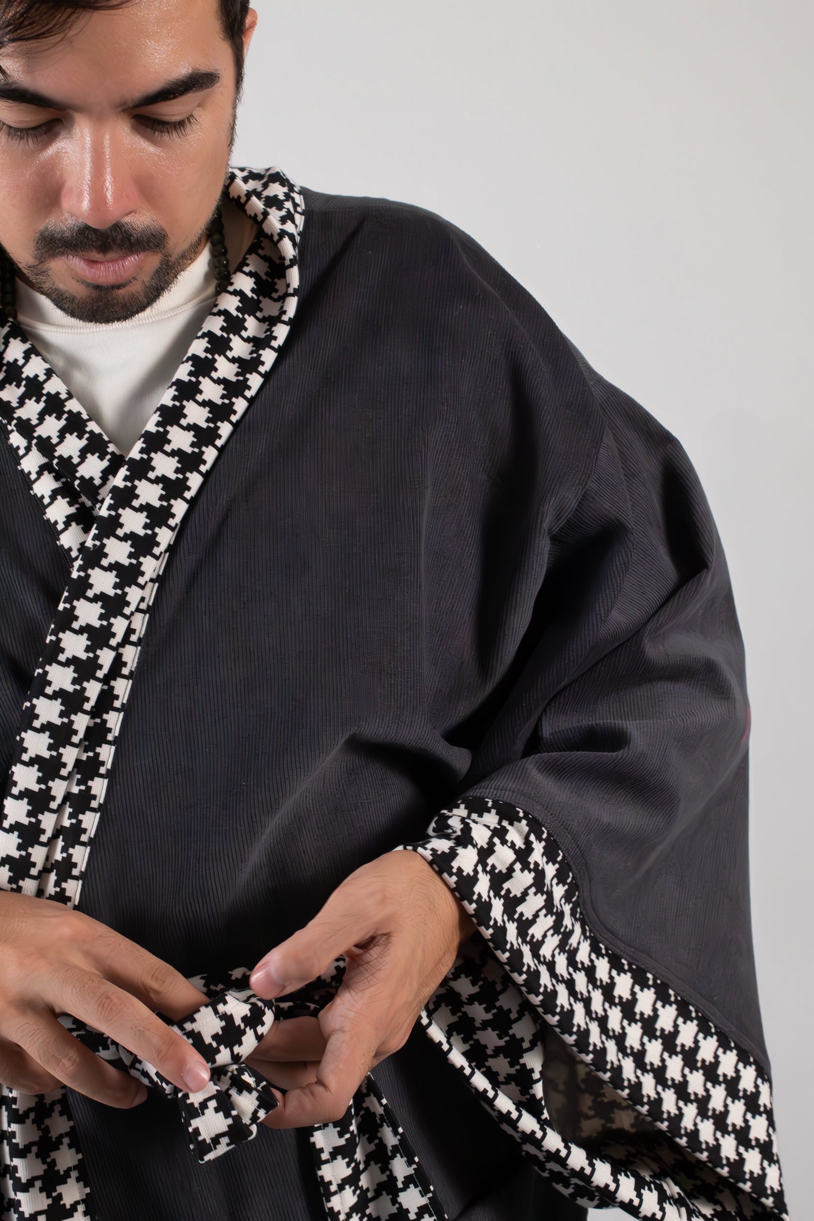 ✦ Ridge Flow - Versatile Grey Cotton Corduroy Kimono with Houndstooth Patterns