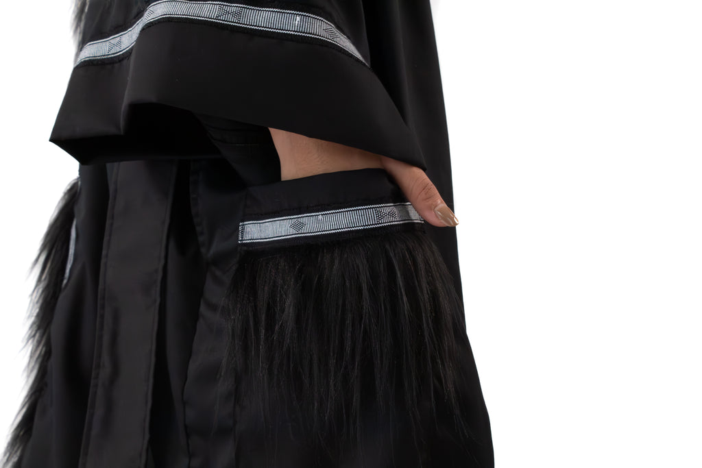 ✦ Oso Berlin – Wilder Schwarzbär-Kimono mit handgewebtem Stoff, Kunstpelz und Stickerei