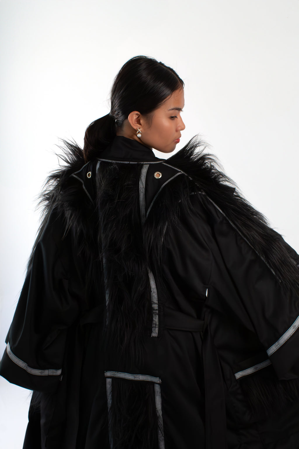 ✦ Oso Berlin – Wilder Schwarzbär-Kimono mit handgewebtem Stoff, Kunstpelz und Stickerei