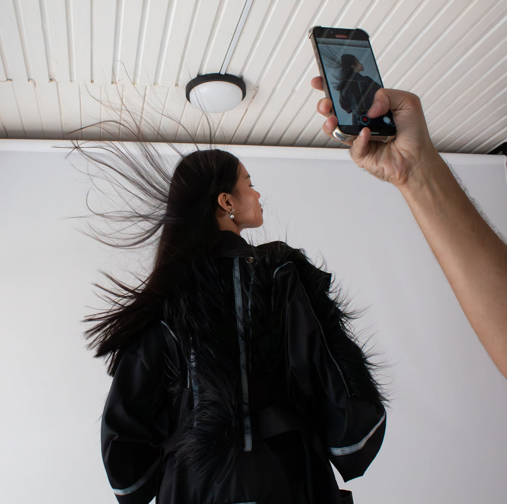 ✦ Oso Berlin – Wilder Schwarzbär-Kimono mit handgewebtem Stoff, Kunstpelz und Stickerei