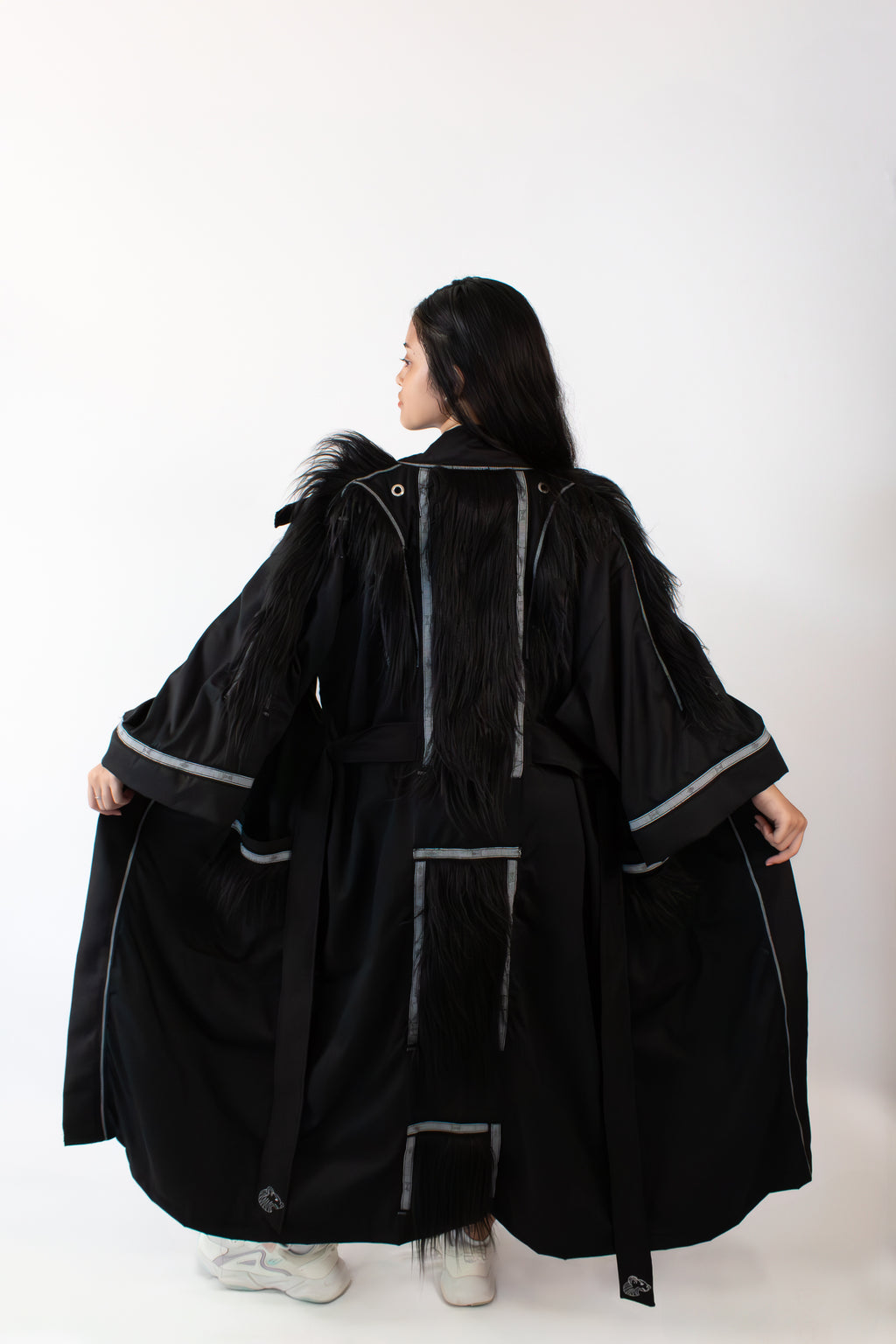 ✦ Oso Berlin – Wilder Schwarzbär-Kimono mit handgewebtem Stoff, Kunstpelz und Stickerei