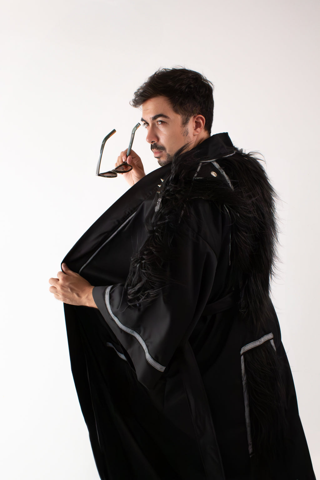 ✦ Oso Berlin – Wilder Schwarzbär-Kimono mit handgewebtem Stoff, Kunstpelz und Stickerei
