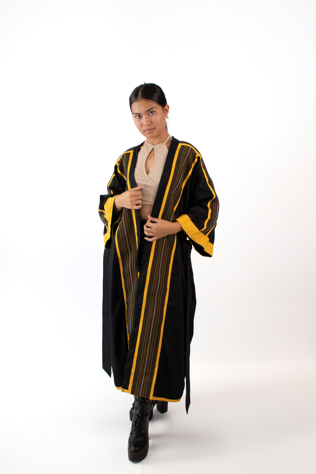 ✦ Kalinga Dusk – Eleganter schwarz-gelber Kimono mit handgewebtem philippinischem Stoff