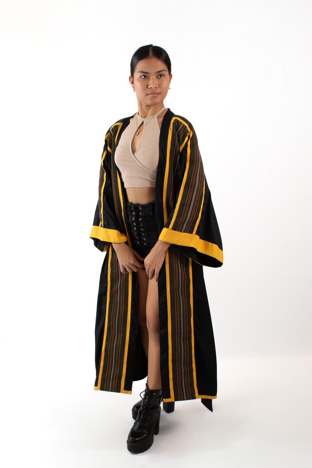✦ Kalinga Dusk – Eleganter schwarz-gelber Kimono mit handgewebtem philippinischem Stoff