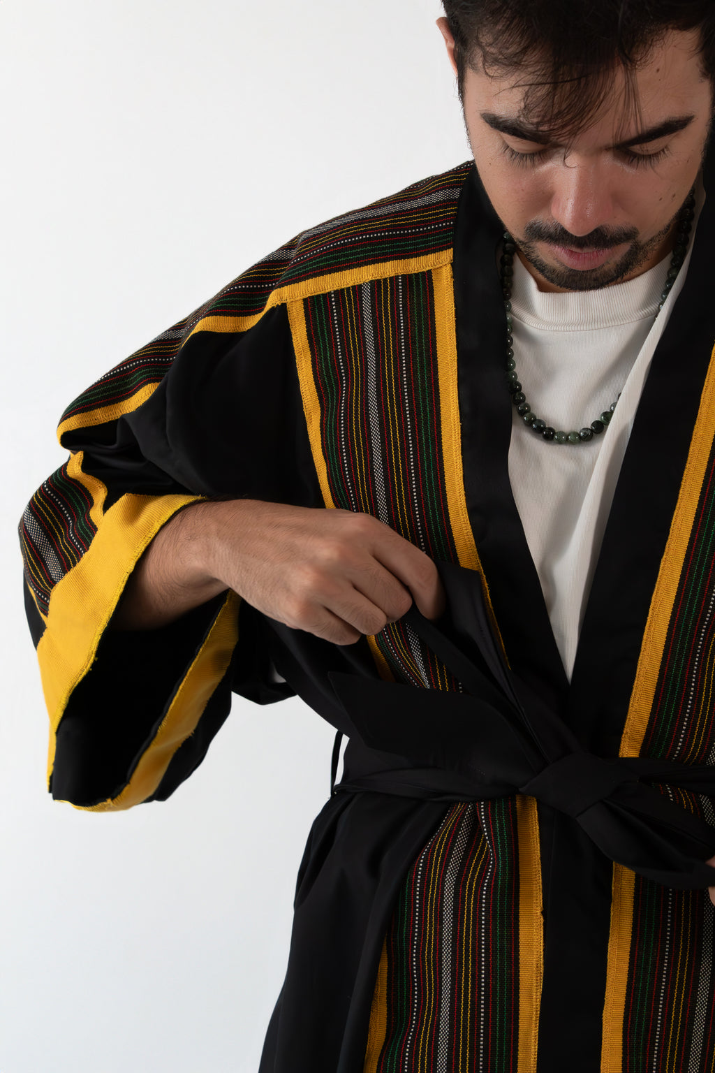 ✦ Kalinga Dusk – Eleganter schwarz-gelber Kimono mit handgewebtem philippinischem Stoff