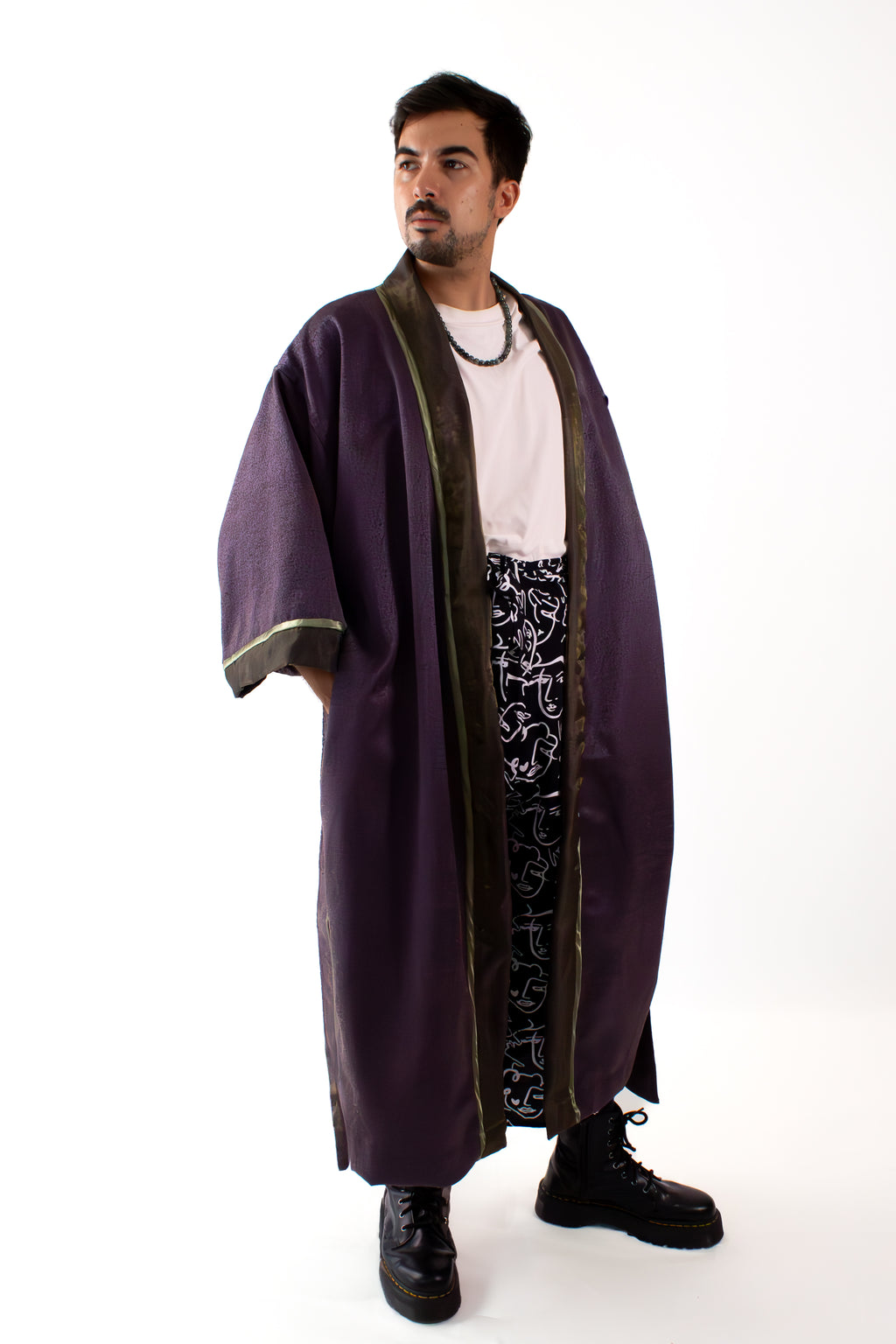 ✦ PhiNiyugan - Zweifarbiger, lila bestickter Kimono 