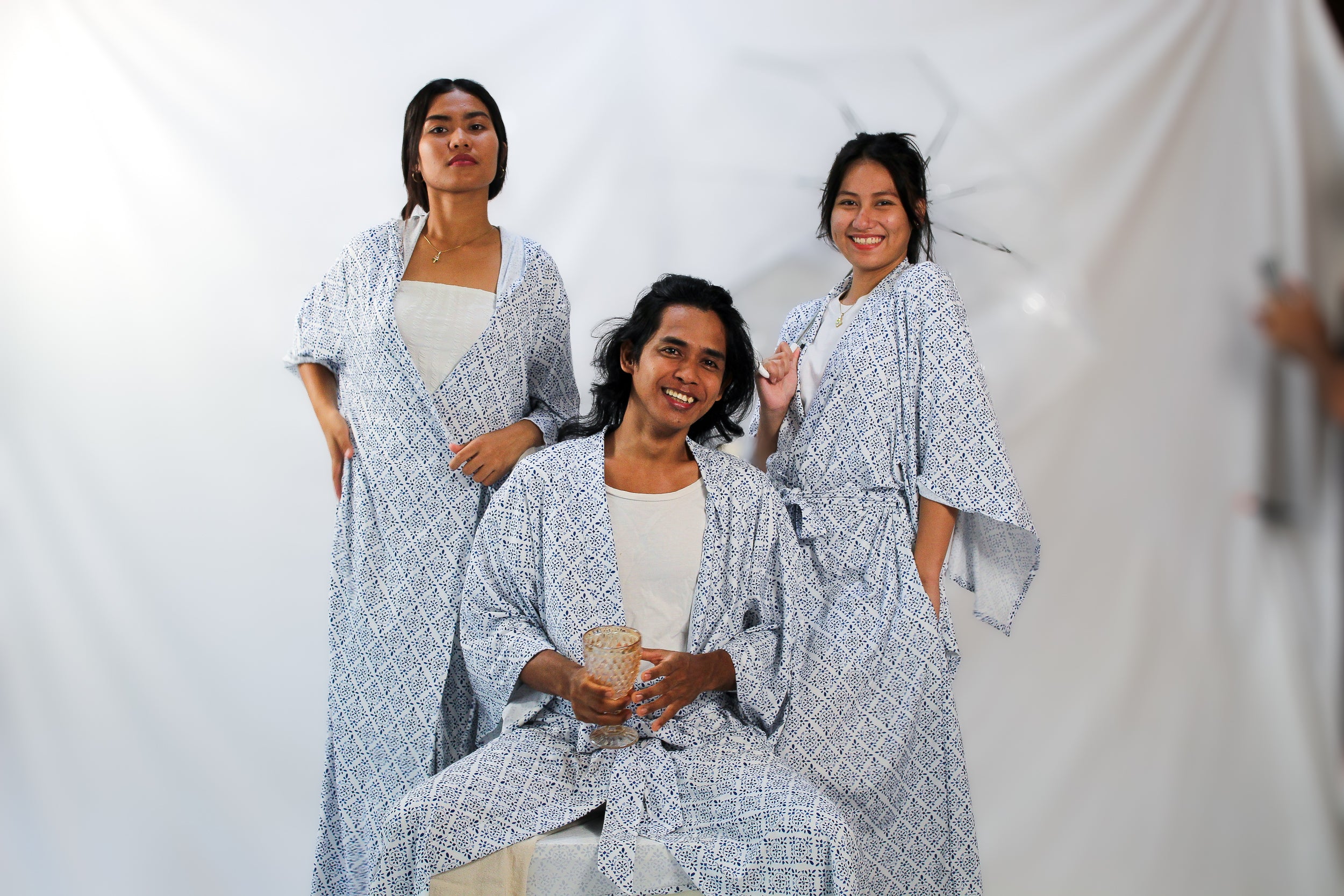 ✦ Snow Reverie – Entspannter Kimono mit weißem und blauem Muster