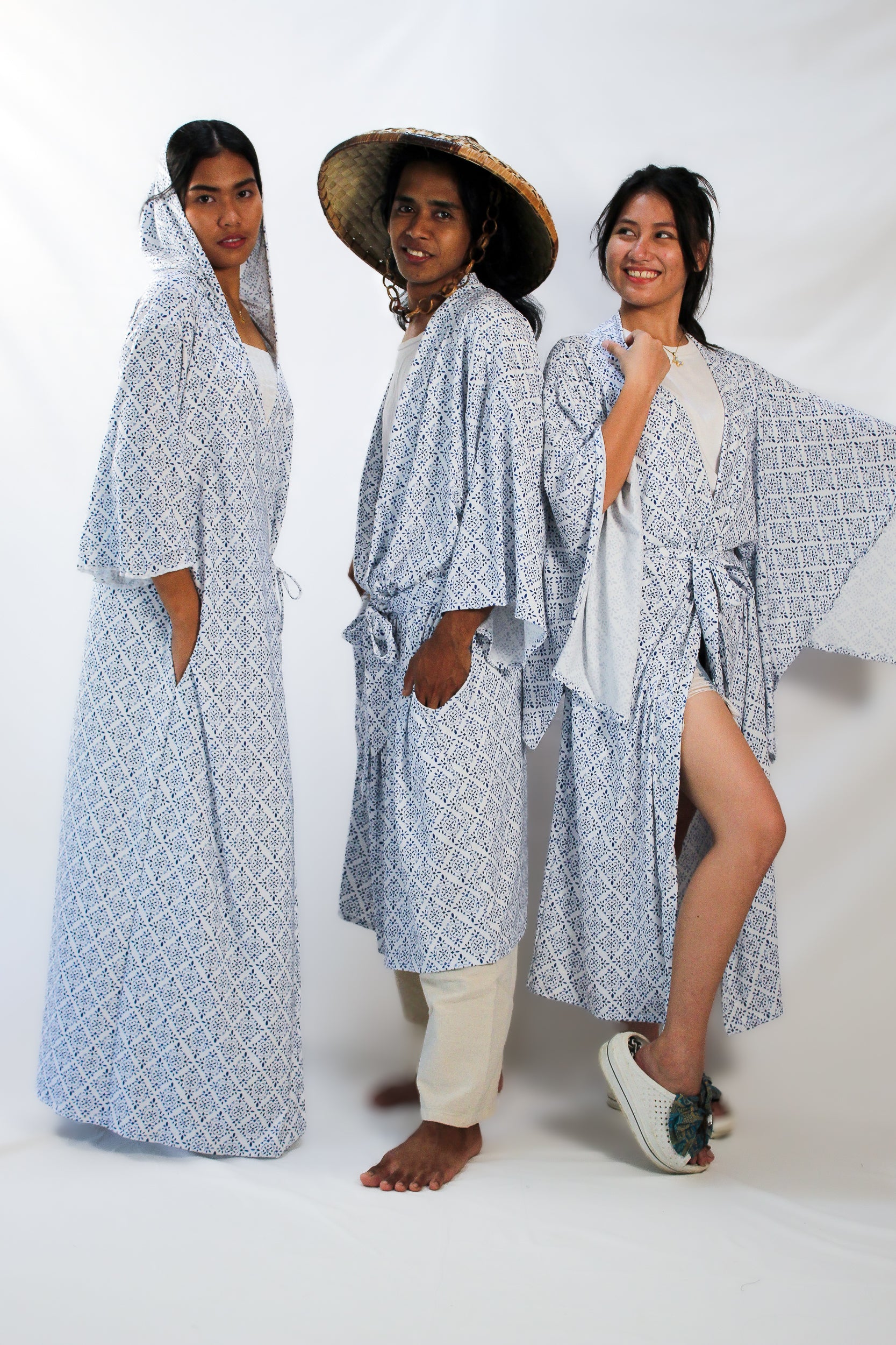 ✦ Snow Reverie – Entspannter Kimono mit weißem und blauem Muster
