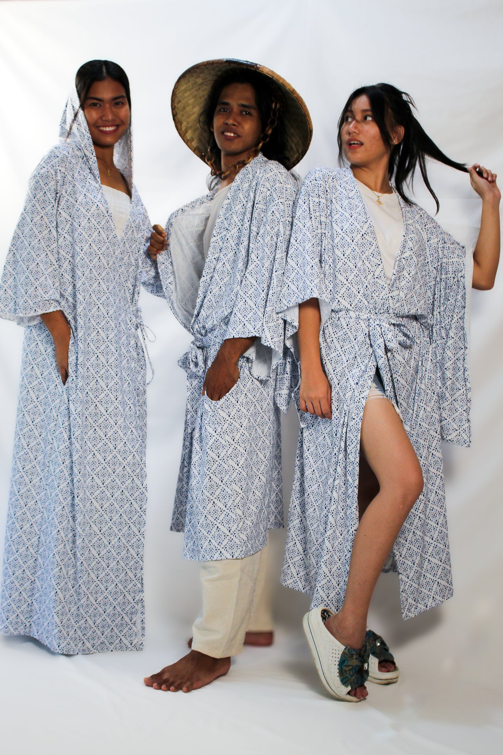 ✦ Snow Reverie – Entspannter Kimono mit weißem und blauem Muster