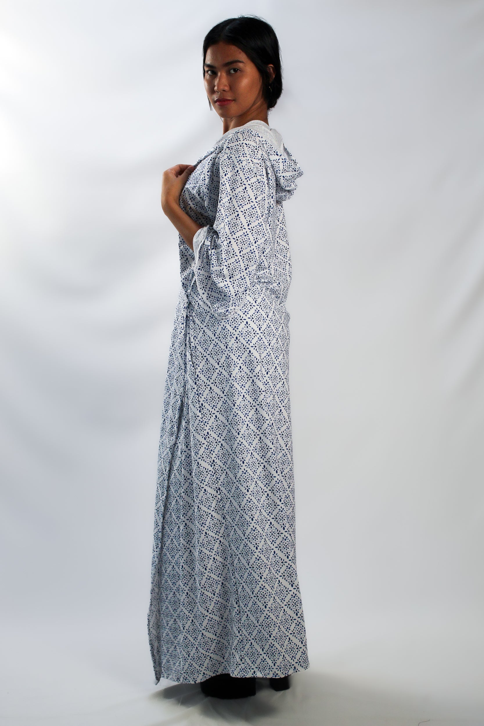 ✦ Snow Reverie – Entspannter Kimono mit weißem und blauem Muster