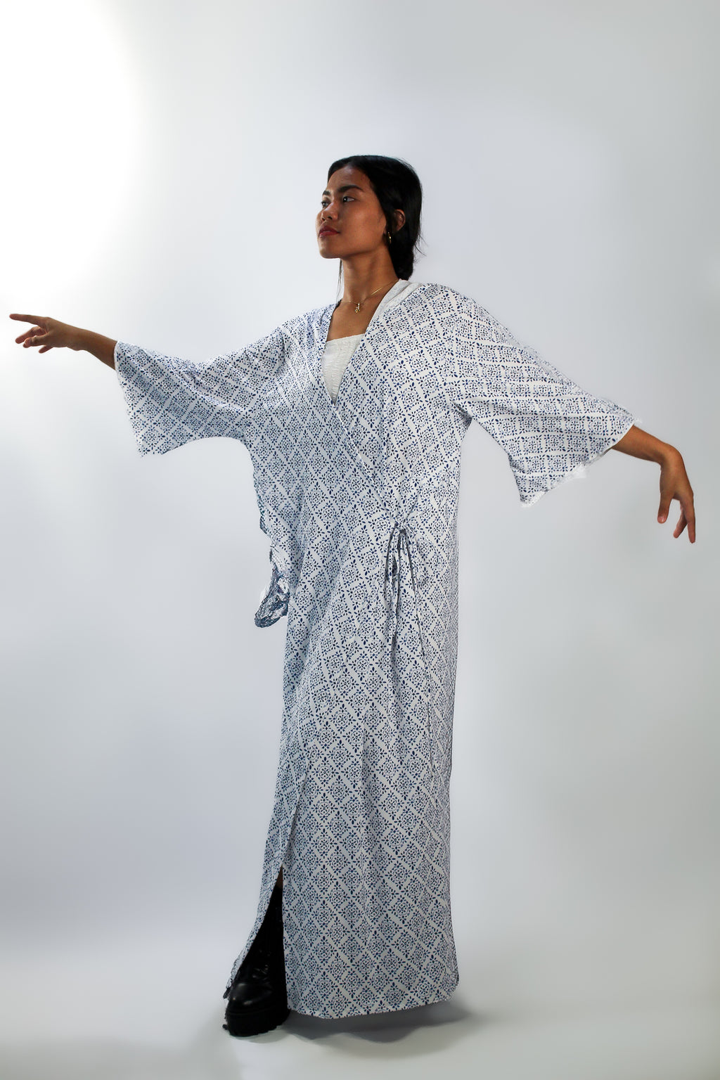 ✦ Snow Reverie – Entspannter Kimono mit weißem und blauem Muster