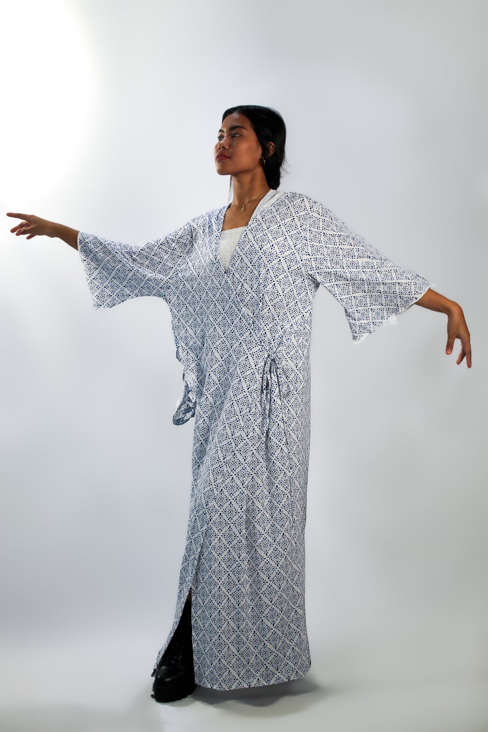 ✦ Snow Reverie – Entspannter Kimono mit weißem und blauem Muster