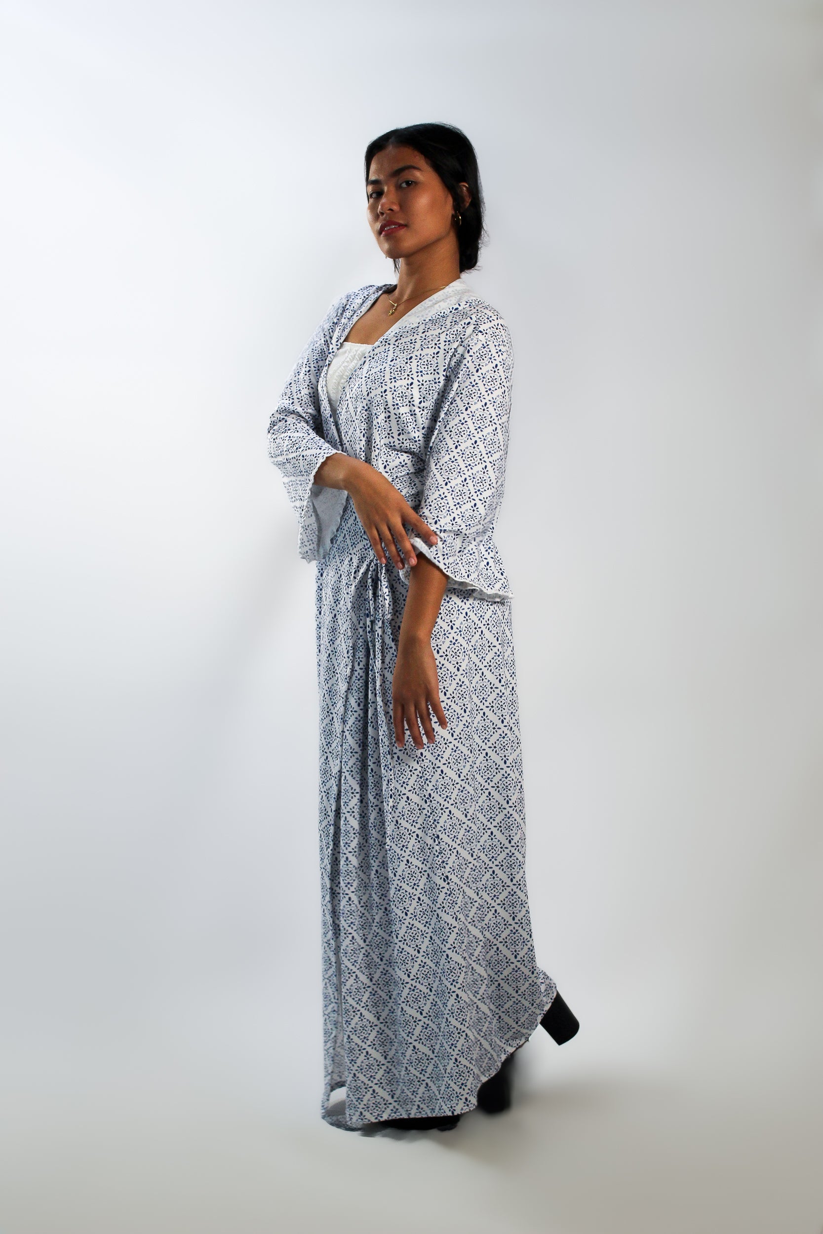 ✦ Snow Reverie – Entspannter Kimono mit weißem und blauem Muster