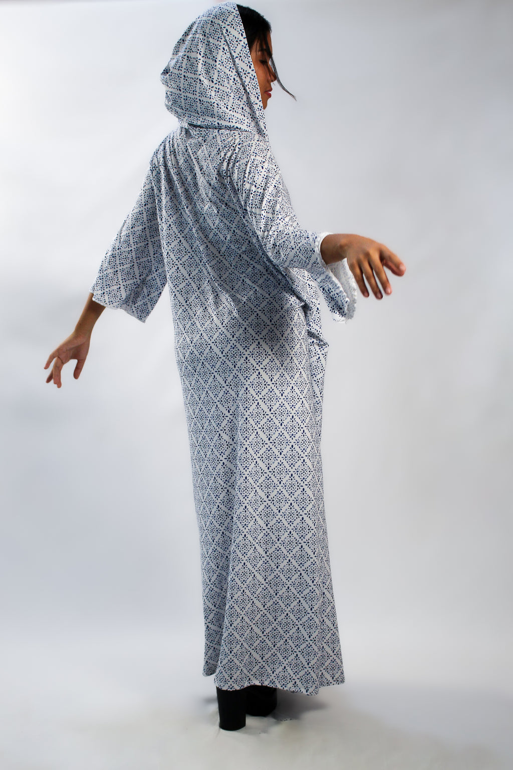 ✦ Snow Reverie – Entspannter Kimono mit weißem und blauem Muster