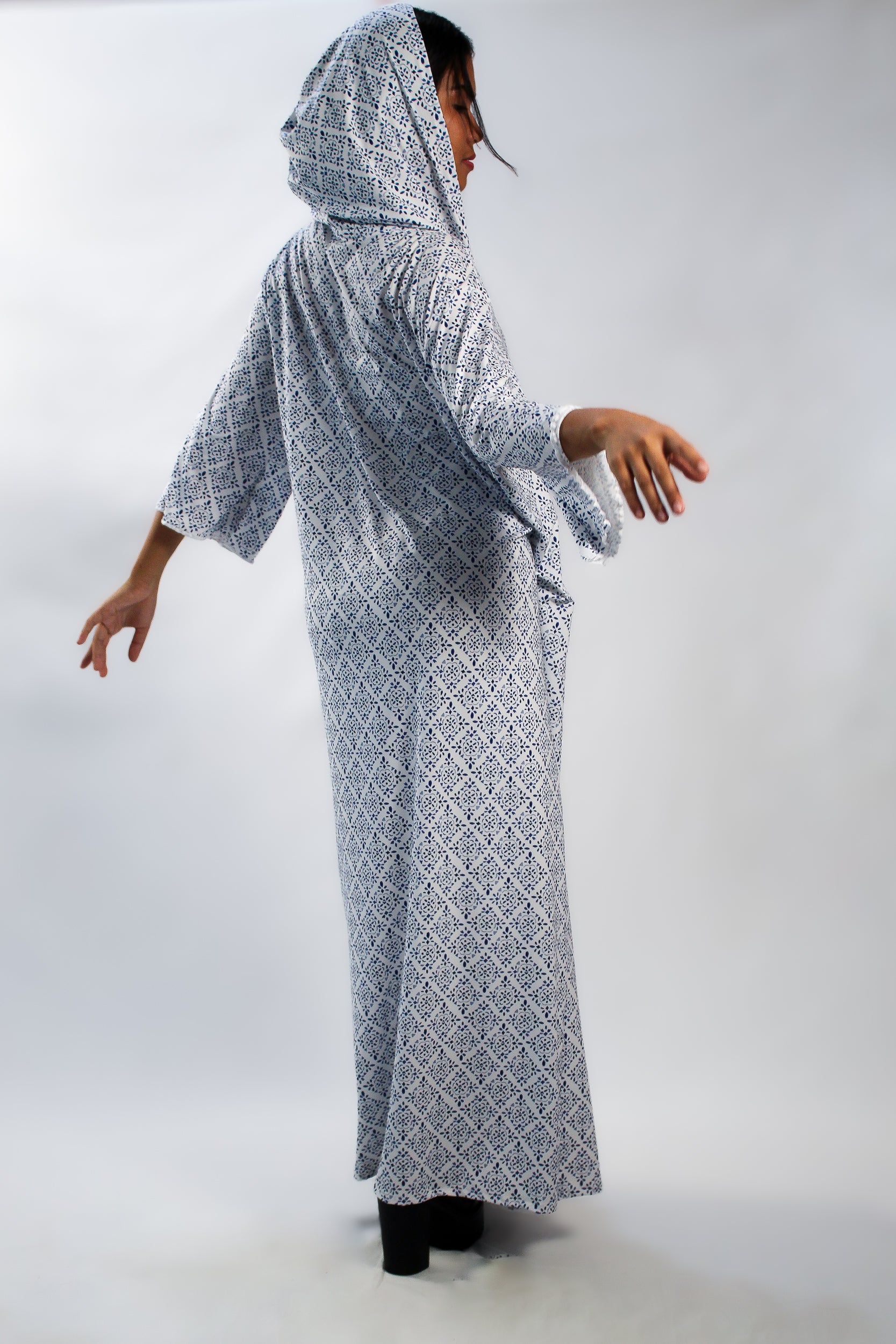 ✦ Snow Reverie – Entspannter Kimono mit weißem und blauem Muster
