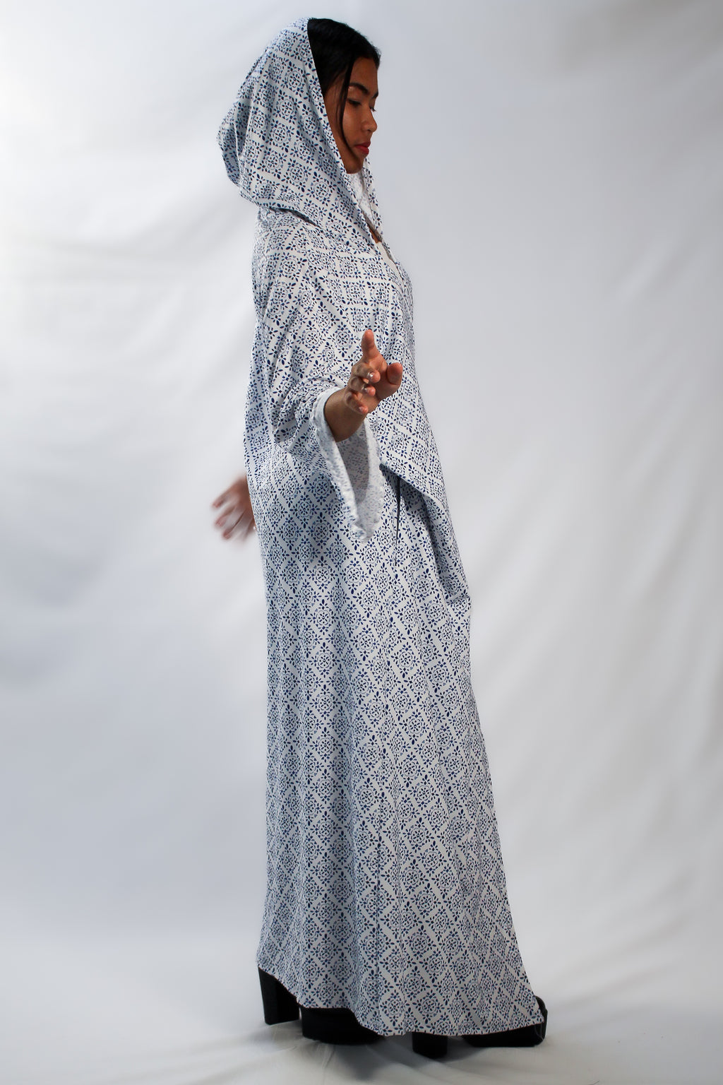 ✦ Snow Reverie – Entspannter Kimono mit weißem und blauem Muster