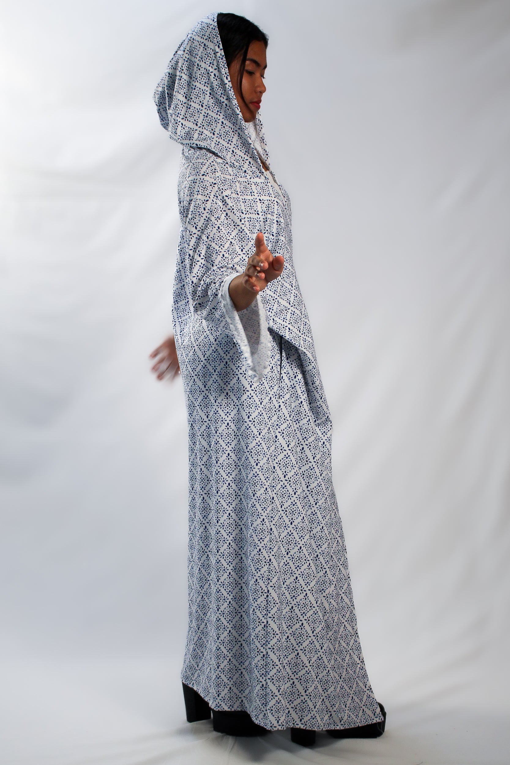 ✦ Snow Reverie – Entspannter Kimono mit weißem und blauem Muster