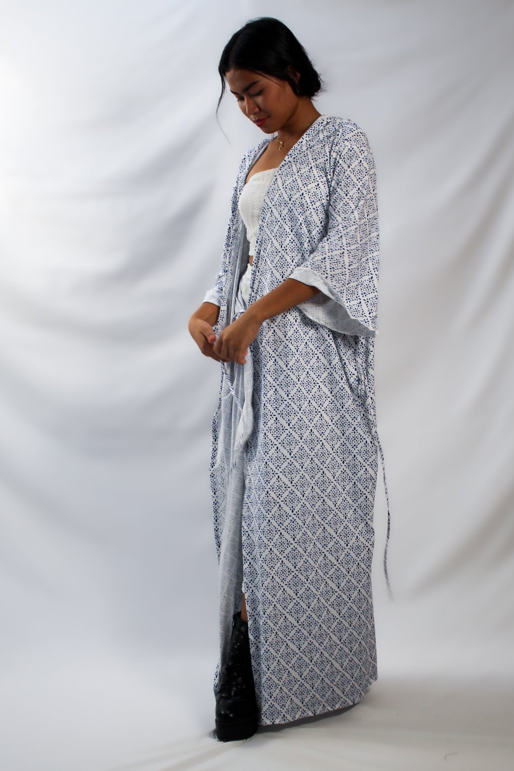 ✦ Snow Reverie – Entspannter Kimono mit weißem und blauem Muster