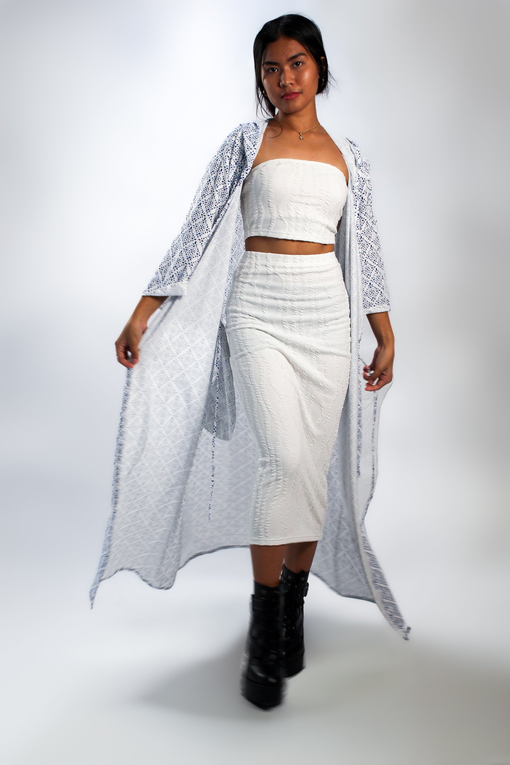 ✦ Snow Reverie – Entspannter Kimono mit weißem und blauem Muster