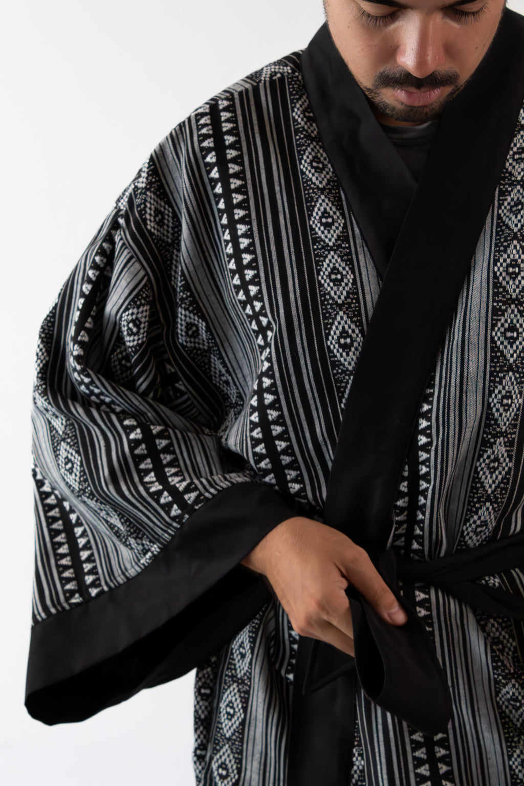 ✦ Sinag Lines - Ethno-Kimono in Schwarz und Weiß mit Baumwollfutter