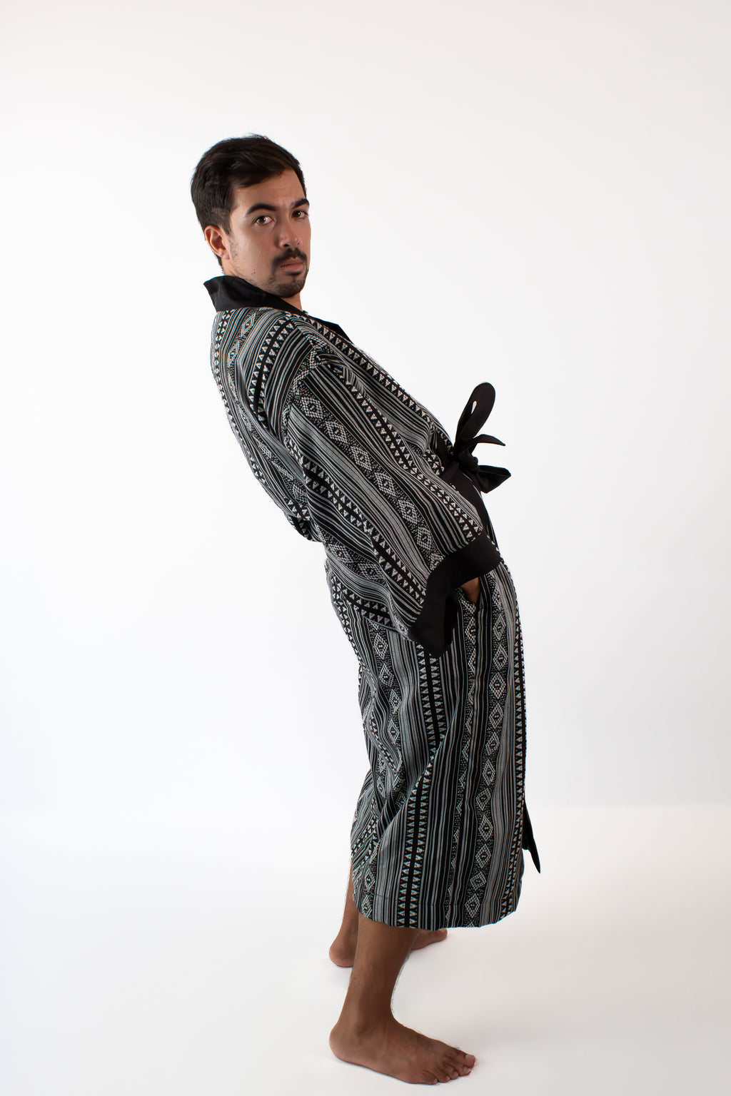 ✦ Sinag Lines - Ethno-Kimono in Schwarz und Weiß mit Baumwollfutter