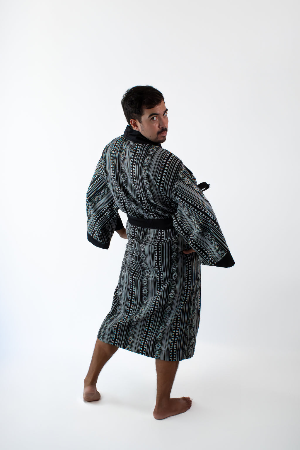 ✦ Sinag Lines - Ethno-Kimono in Schwarz und Weiß mit Baumwollfutter
