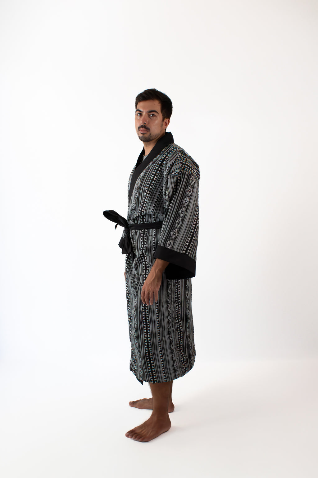 ✦ Sinag Lines - Ethno-Kimono in Schwarz und Weiß mit Baumwollfutter