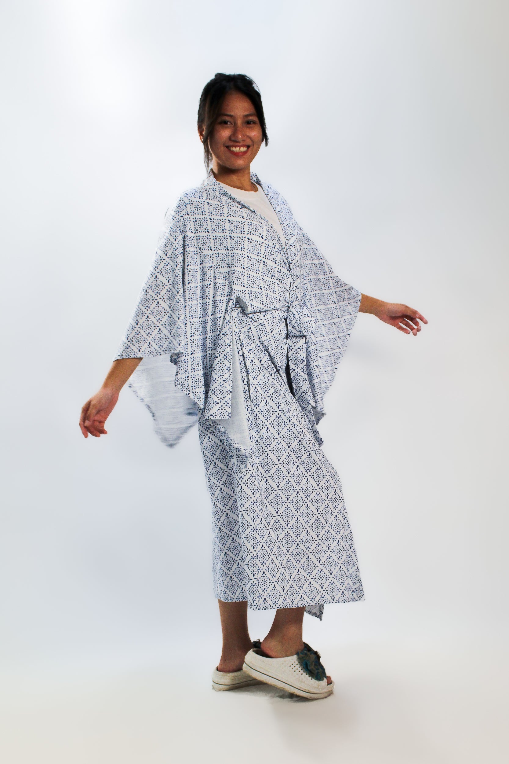 ✦ Snow Reverie – Entspannter Kimono mit weißem und blauem Muster