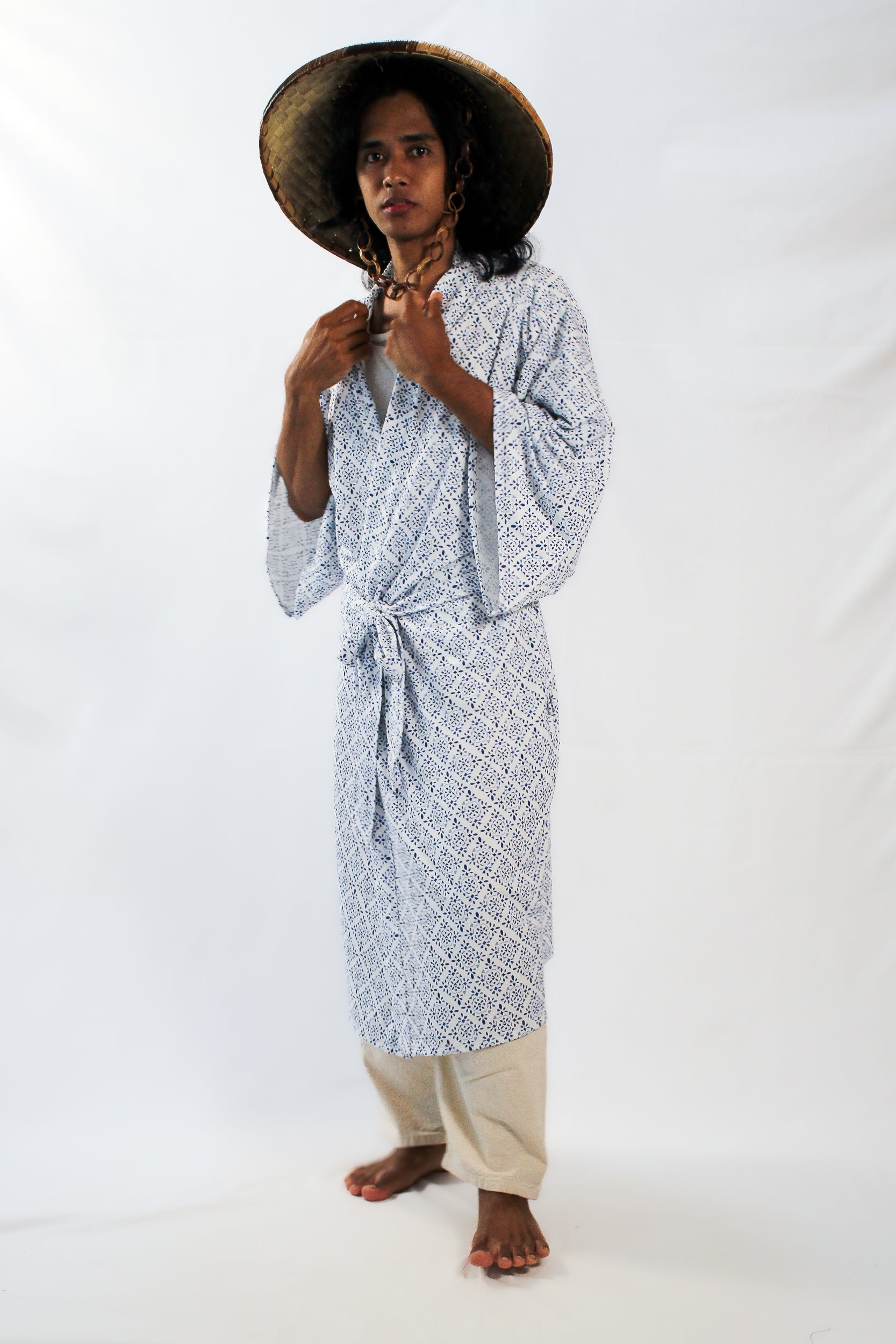 ✦ Snow Reverie – Entspannter Kimono mit weißem und blauem Muster