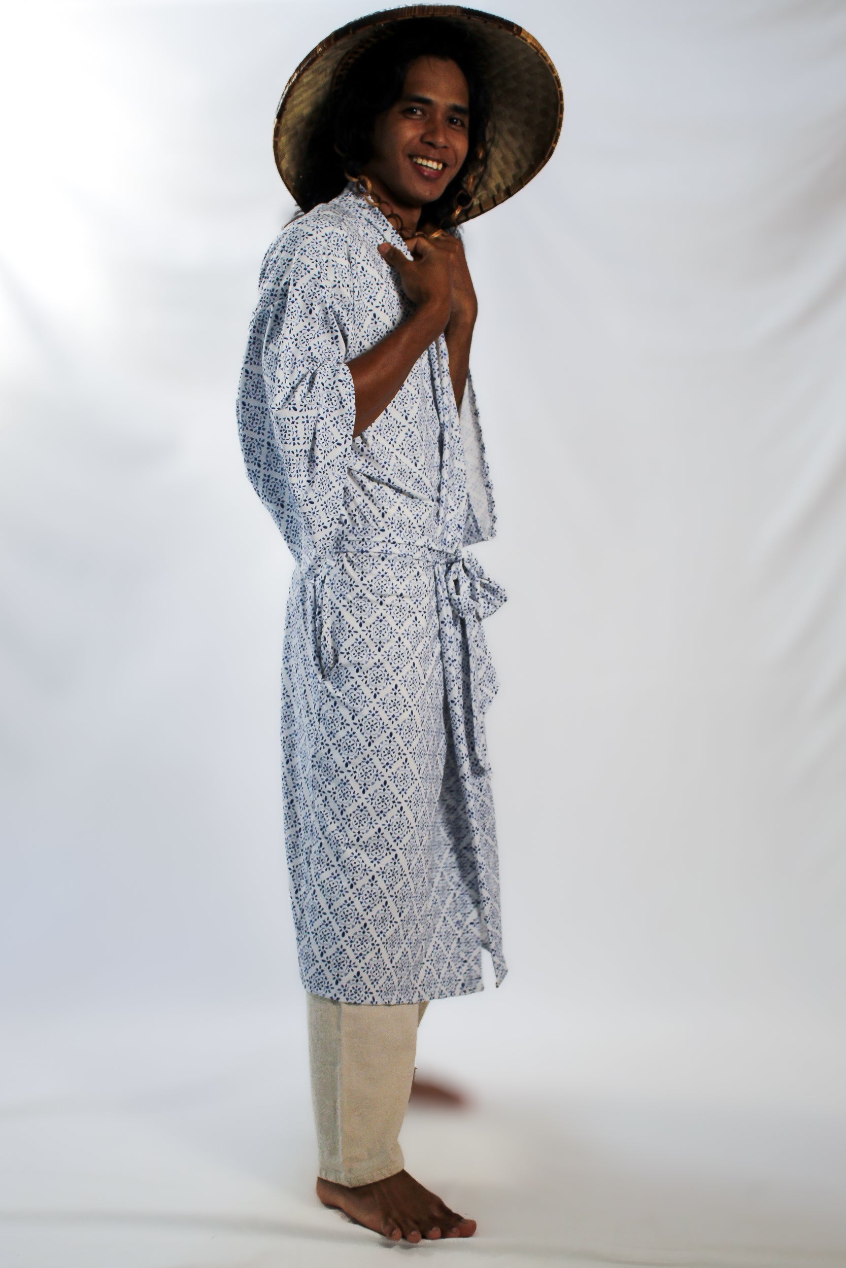✦ Snow Reverie – Entspannter Kimono mit weißem und blauem Muster