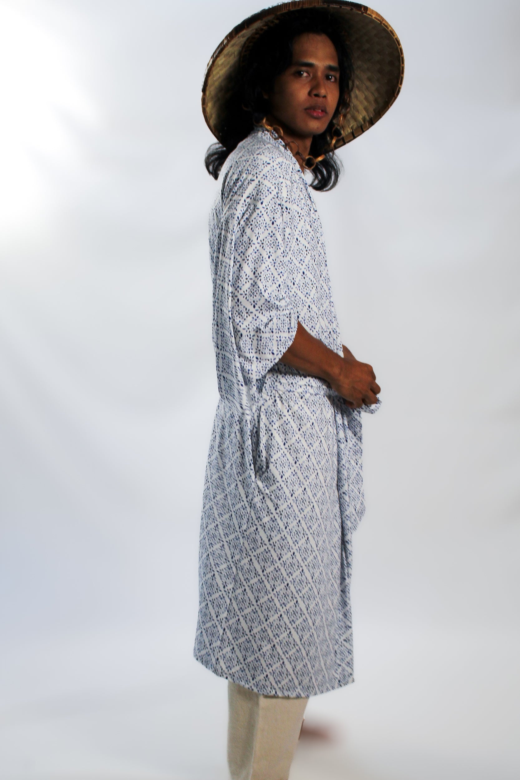 ✦ Snow Reverie – Entspannter Kimono mit weißem und blauem Muster