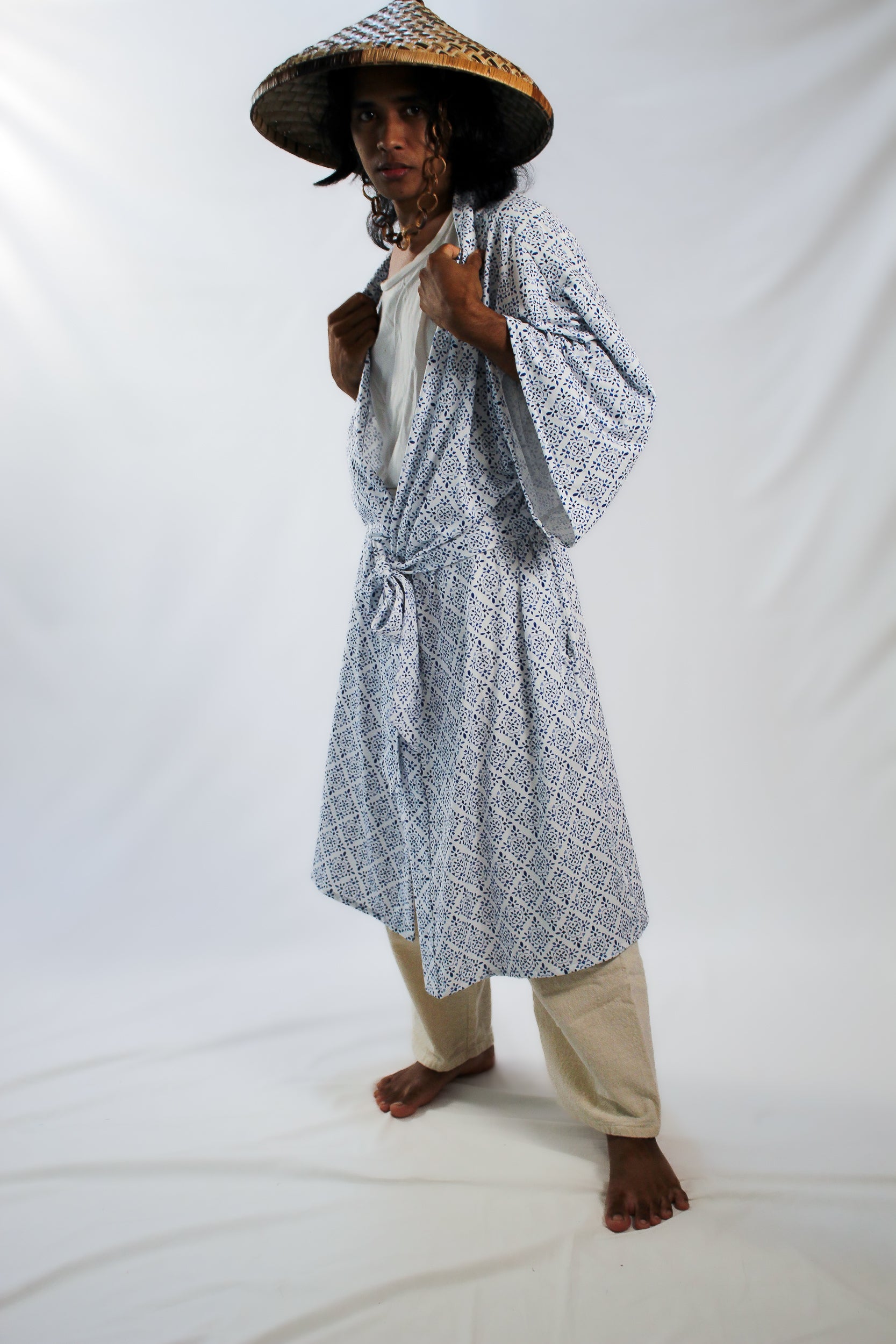 ✦ Snow Reverie – Entspannter Kimono mit weißem und blauem Muster