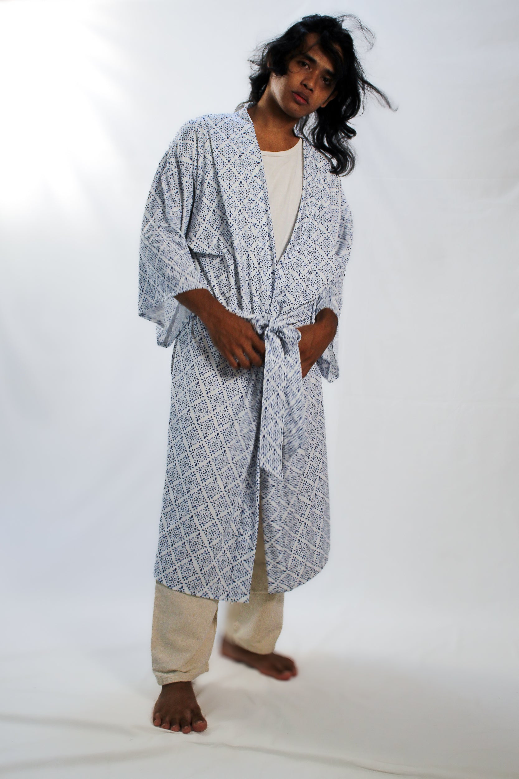 ✦ Snow Reverie – Entspannter Kimono mit weißem und blauem Muster