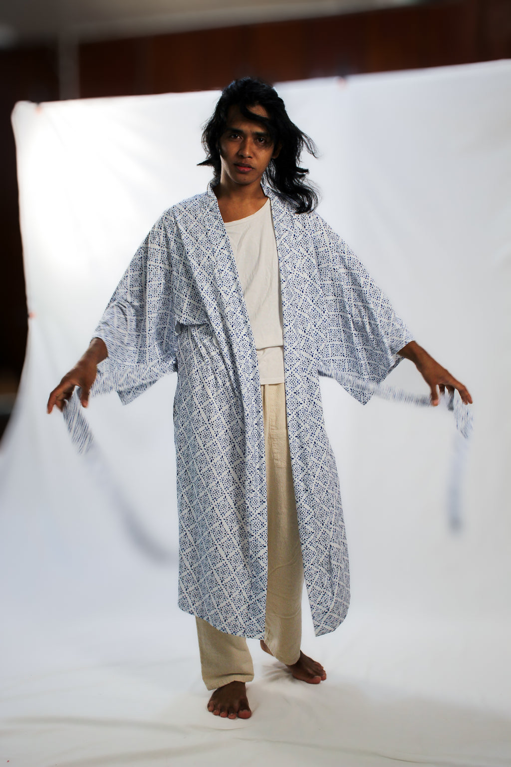 ✦ Snow Reverie – Entspannter Kimono mit weißem und blauem Muster