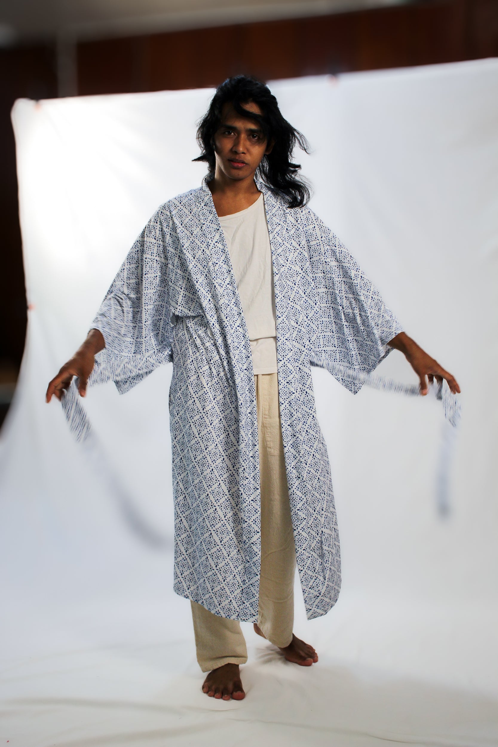 ✦ Snow Reverie – Entspannter Kimono mit weißem und blauem Muster