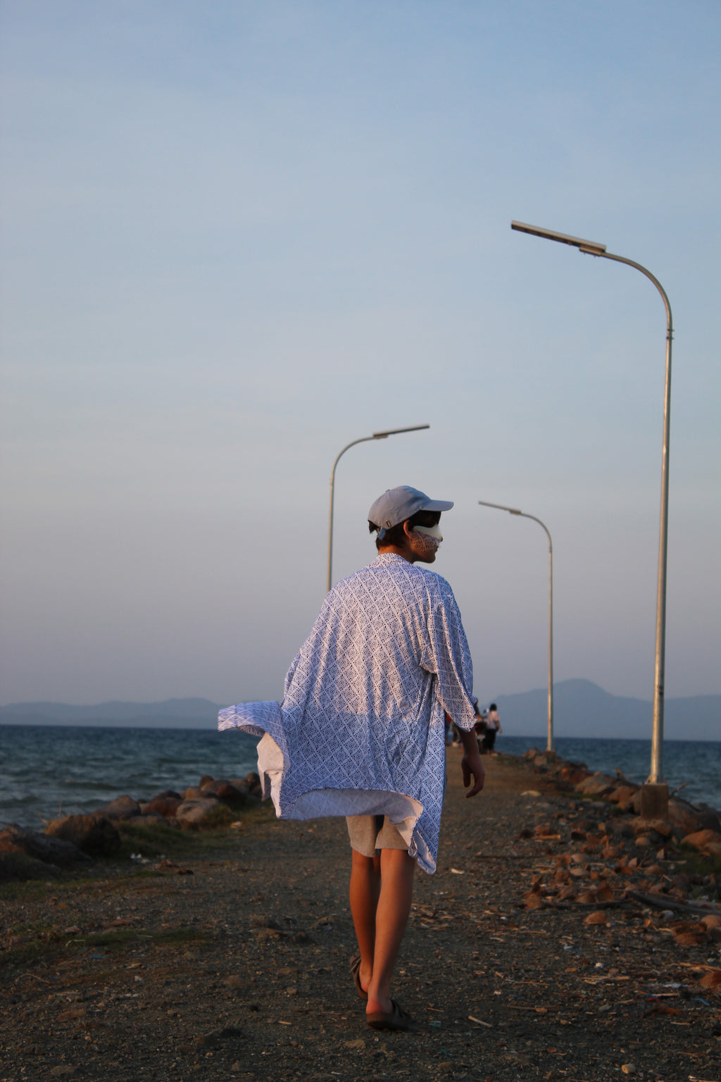 ✦ Snow Reverie – Entspannter Kimono mit weißem und blauem Muster