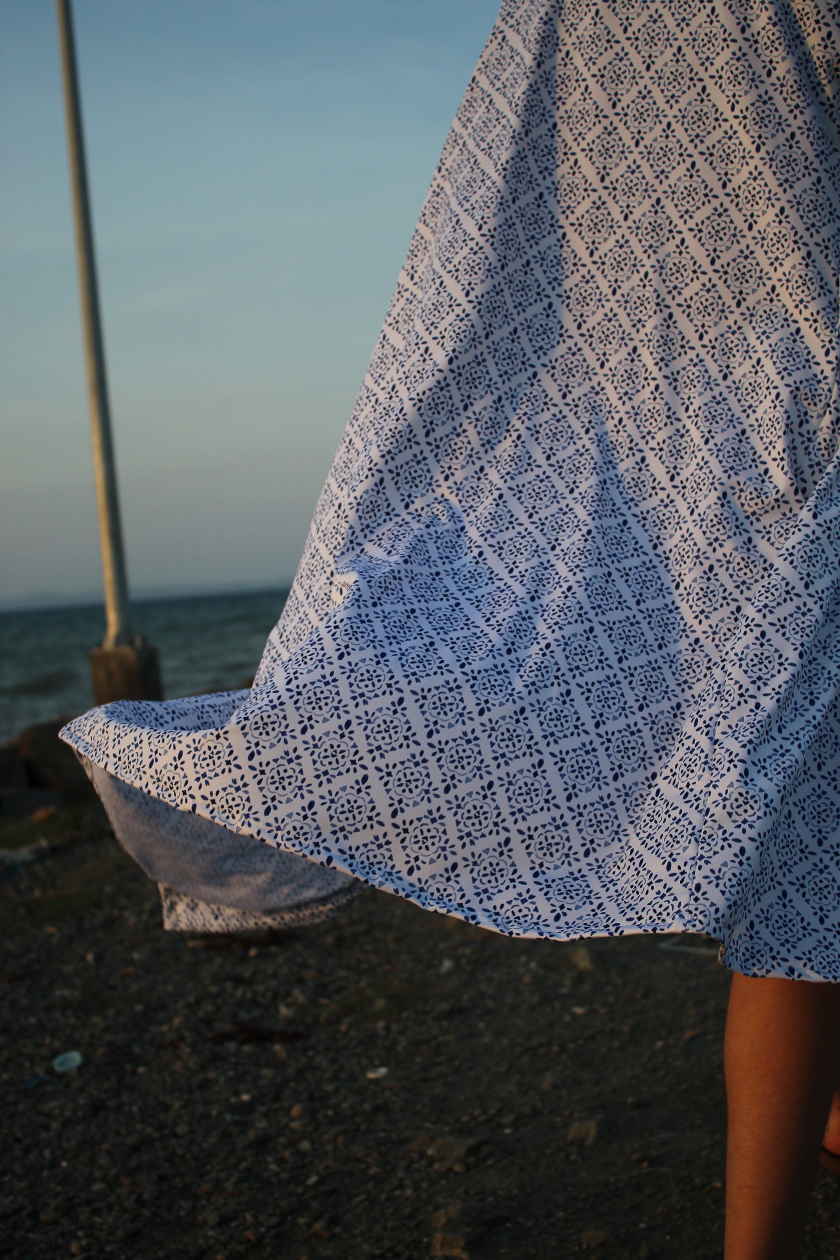 ✦ Snow Reverie – Entspannter Kimono mit weißem und blauem Muster