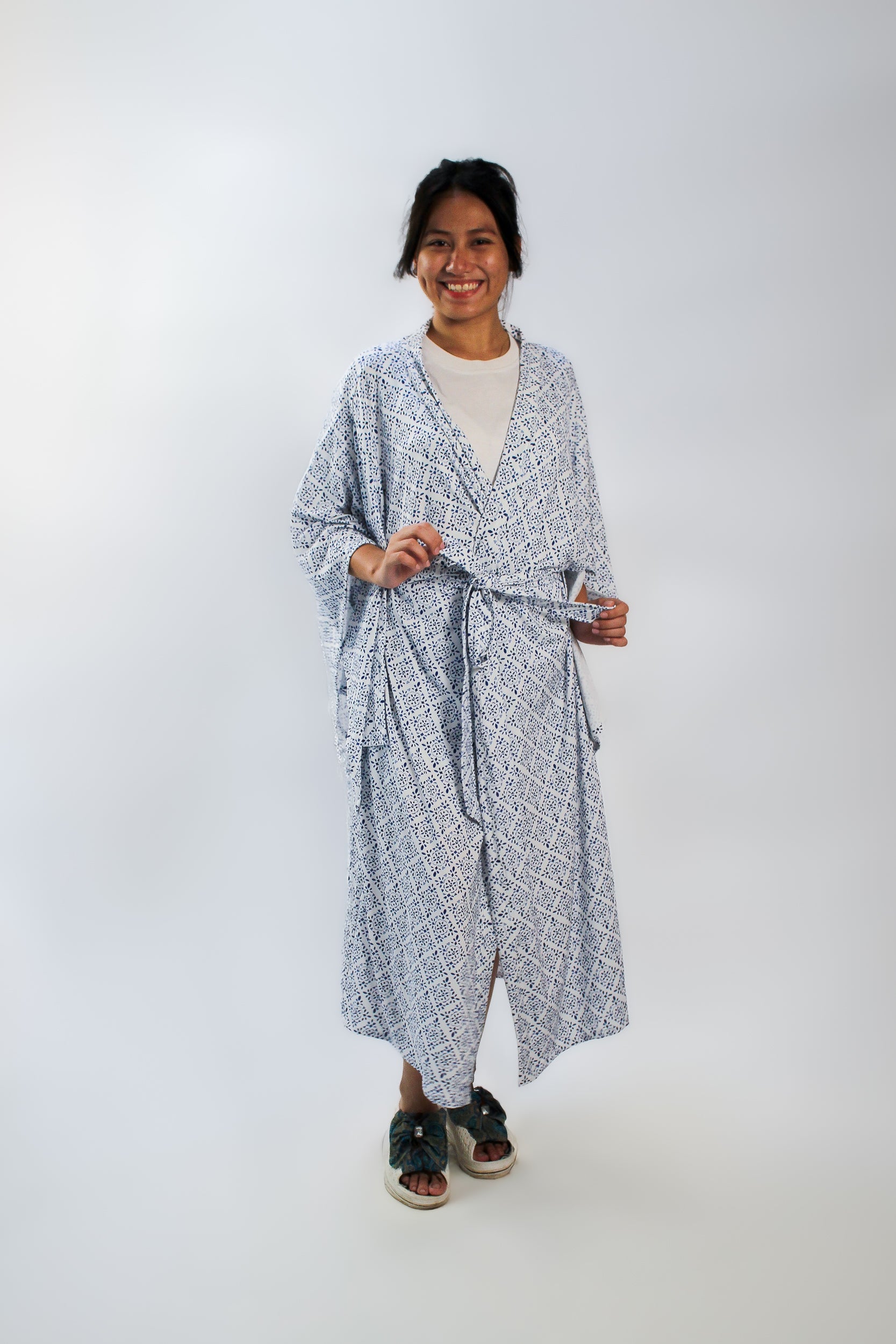 ✦ Snow Reverie – Entspannter Kimono mit weißem und blauem Muster