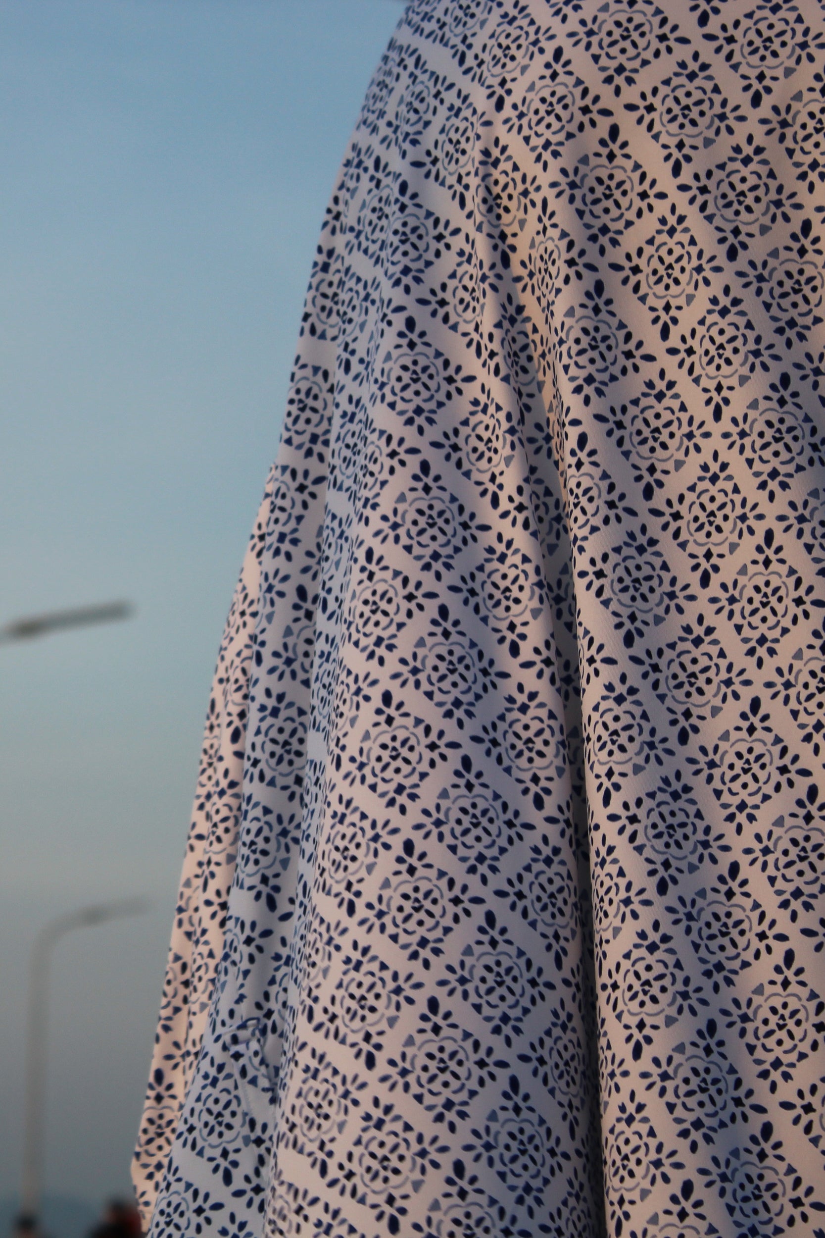 ✦ Snow Reverie – Entspannter Kimono mit weißem und blauem Muster