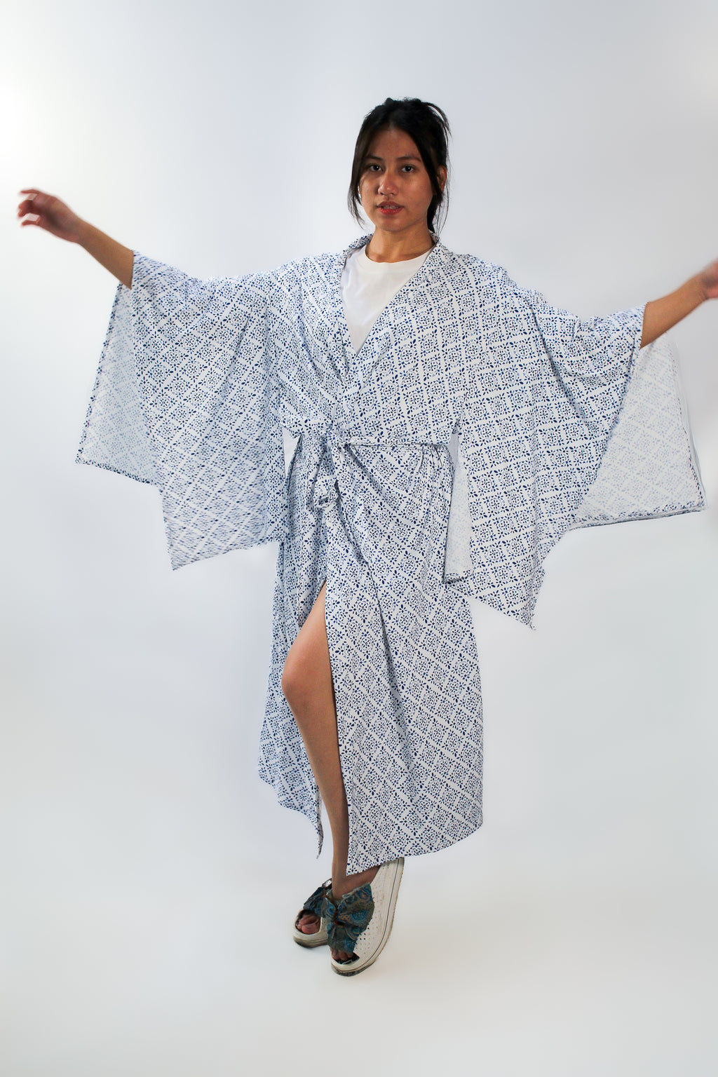 ✦ Snow Reverie – Entspannter Kimono mit weißem und blauem Muster