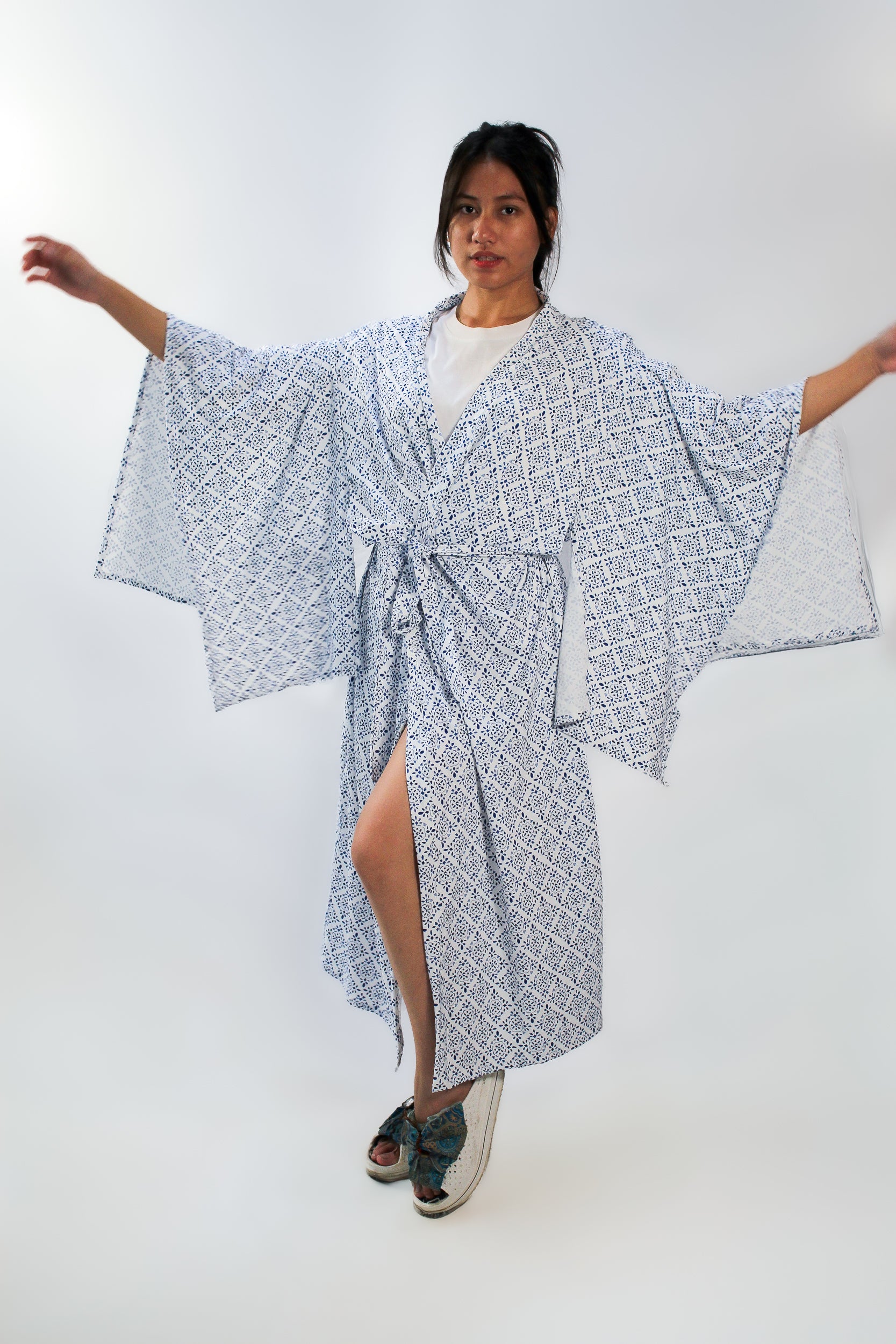 ✦ Snow Reverie – Entspannter Kimono mit weißem und blauem Muster