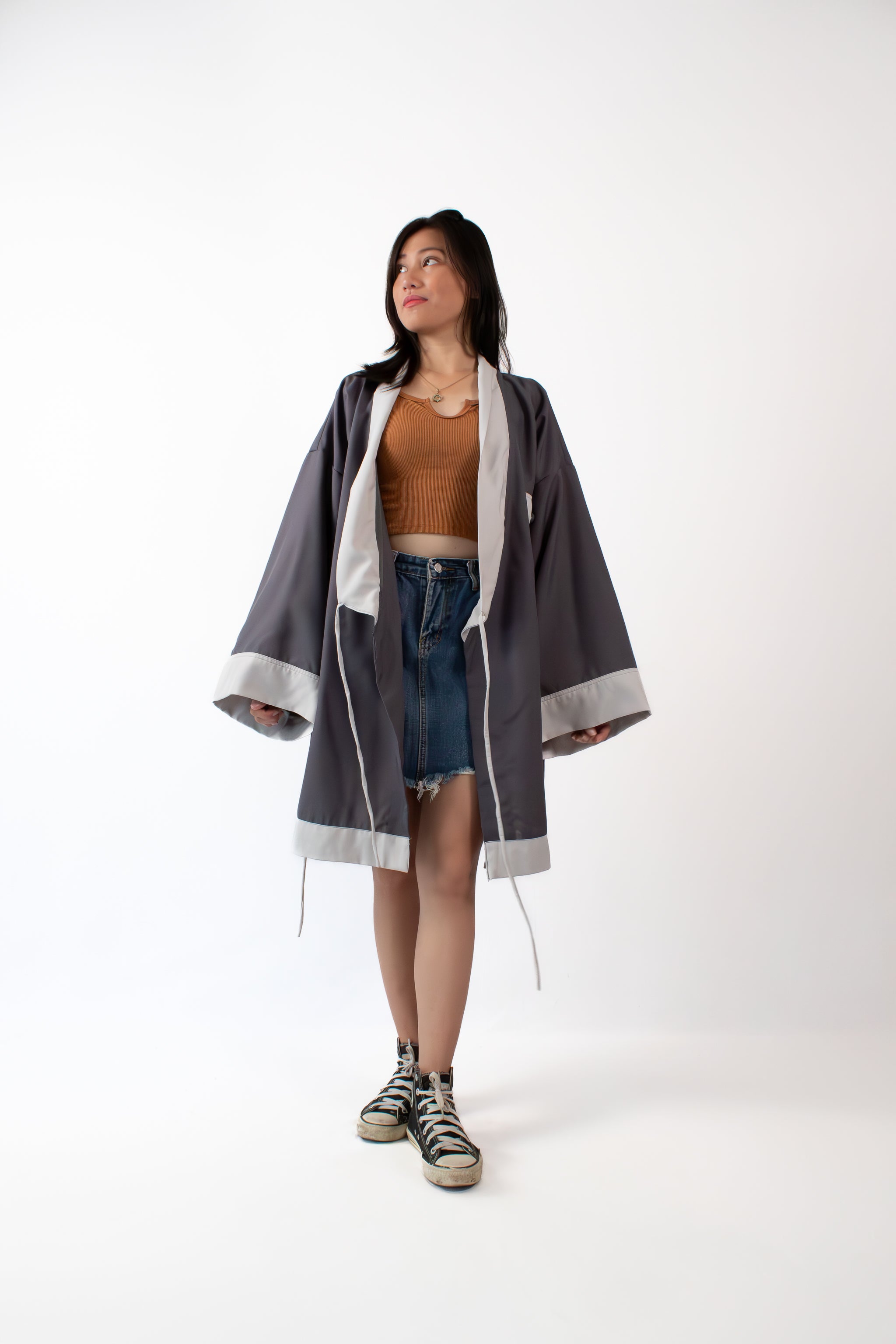 ✦ Salo Guardian - Kurzer grauer Kimono mit Skorpion-Stickerei
