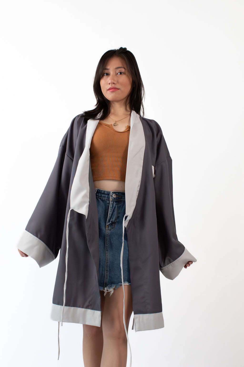 ✦ Salo Guardian - Kurzer grauer Kimono mit Skorpion-Stickerei