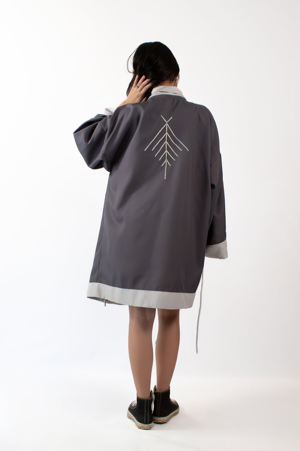 ✦ Salo Guardian - Kurzer grauer Kimono mit Skorpion-Stickerei