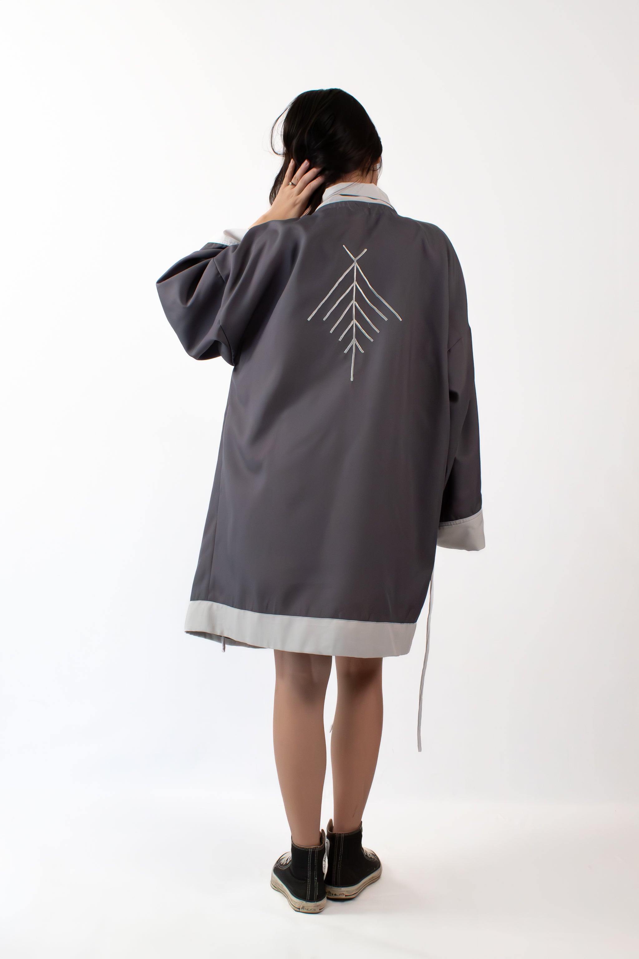 ✦ Salo Guardian - Kurzer grauer Kimono mit Skorpion-Stickerei