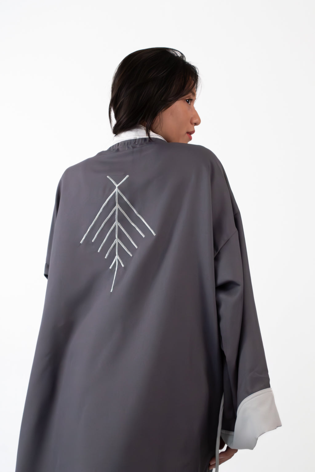 ✦ Salo Guardian - Kurzer grauer Kimono mit Skorpion-Stickerei